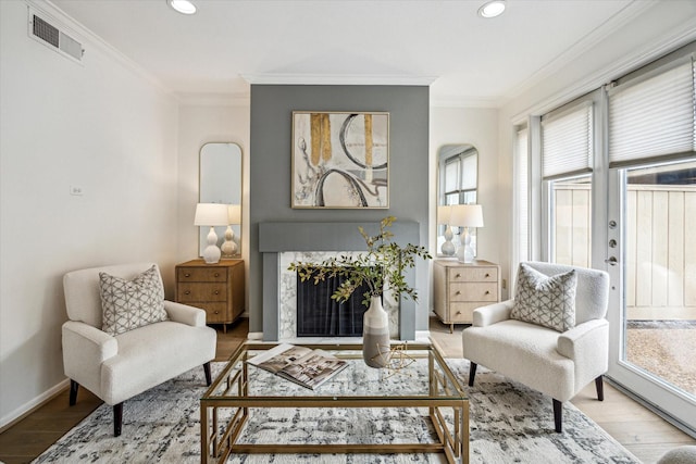 1228 Fountain View Dr Unit 180, Houston, TX 77057 - living room featuring ornamental molding, wood finished floors, and recessed lighting