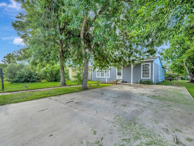 1214 W 6th St, Freeport, TX 77541 - view of property hidden behind natural elements featuring a front yard
