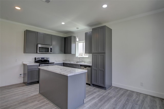5774 Gineridge Dr, Houston, TX 77053 - kitchen featuring appliances with stainless steel finishes, gray cabinetry, crown molding, a kitchen island, and recessed lighting