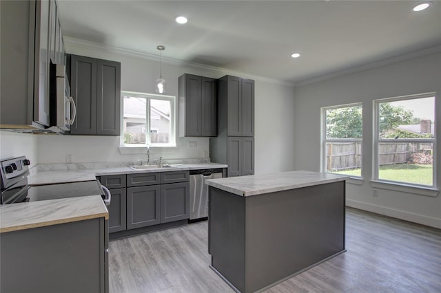 5774 Gineridge Dr, Houston, TX 77053 - kitchen featuring stainless steel appliances, gray cabinets, crown molding, light wood-style floors, and recessed lighting