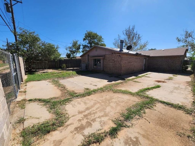 1807 E 1st St, Lubbock, TX 79403 - view of yard with a patio area