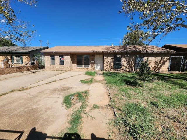 1807 E 1st St, Lubbock, TX 79403 - ranch-style home featuring brick siding