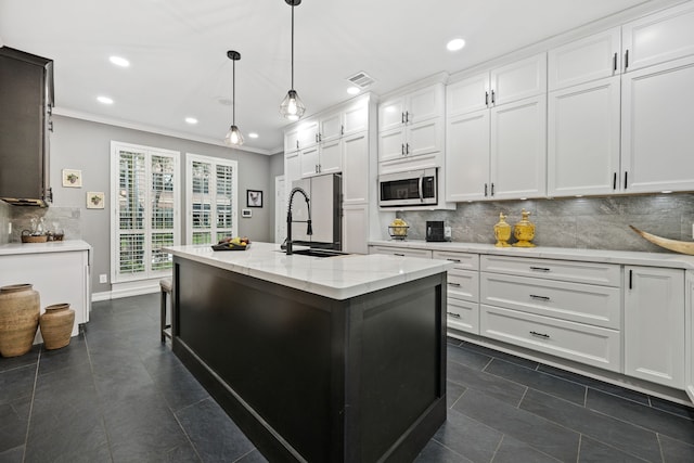 2516 Bagby St, Houston, TX 77006 - kitchen featuring refrigerator, crown molding, a center island with sink, tasteful backsplash, and white cabinetry
