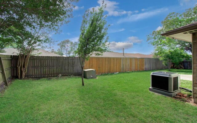 2207 S Ferrisburg Ct, Sugar Land, TX 77478 - view of fenced backyard