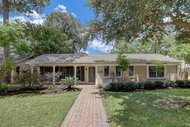 5502 Lincrest Ln, Houston, TX 77056 - ranch-style house with a front yard and brick siding