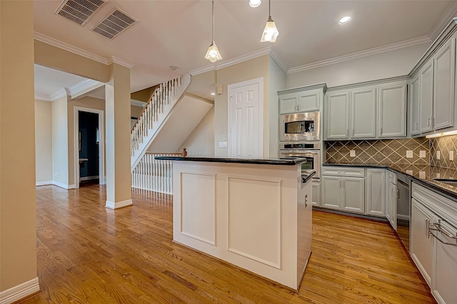 5331 Nolda St Unit A, Houston, TX 77007 - kitchen with stainless steel appliances, dark countertops, backsplash, decorative light fixtures, and recessed lighting