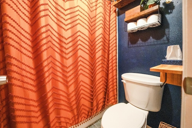 1501 Wimbledon Dr, Huntsville, TX 77340 - full bath featuring toilet and a shower with curtain