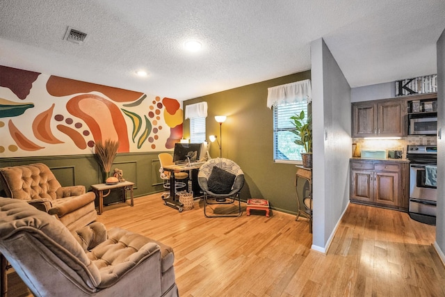 1501 Wimbledon Dr, Huntsville, TX 77340 - living area with a textured ceiling, light wood-type flooring, and recessed lighting