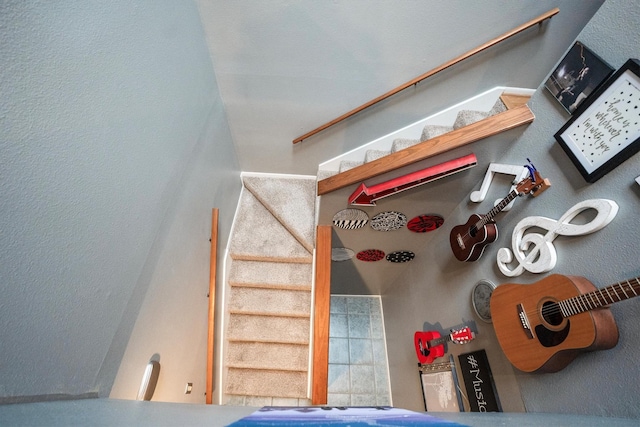 1501 Wimbledon Dr, Huntsville, TX 77340 - stairs featuring a textured wall