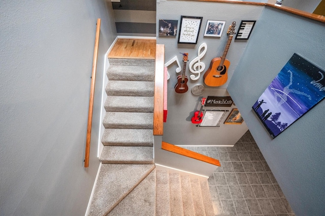 1501 Wimbledon Dr, Huntsville, TX 77340 - staircase featuring a textured wall