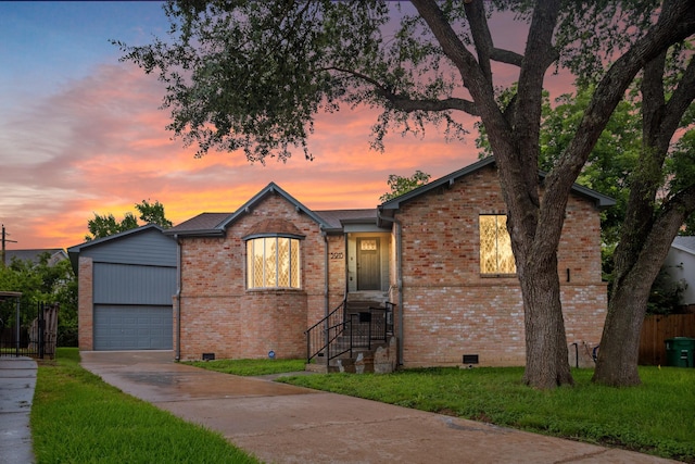 3915 Southmore Cir, Houston, TX 77004 - ranch-style home with brick siding, crawl space, driveway, and entry steps