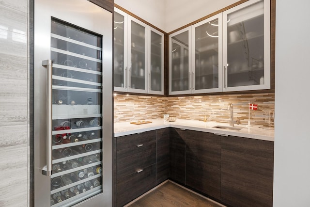 18 Pronghorn Pl, The Woodlands, TX 77389 - indoor wet bar featuring wine cooler, backsplash, and dark wood-style flooring