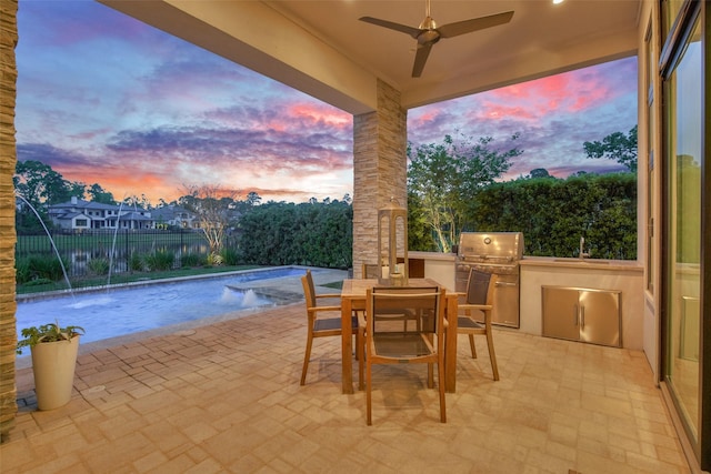 18 Pronghorn Pl, The Woodlands, TX 77389 - patio terrace at dusk featuring area for grilling, a fenced backyard, a patio area, a ceiling fan, and outdoor dining area