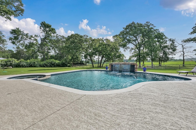 28540 Lynnwood Ln, Hempstead, TX 77445 - view of swimming pool featuring a patio and a pool with connected hot tub