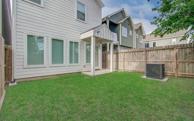 4612 Oats St, Houston, TX 77020 - back of property featuring a fenced backyard
