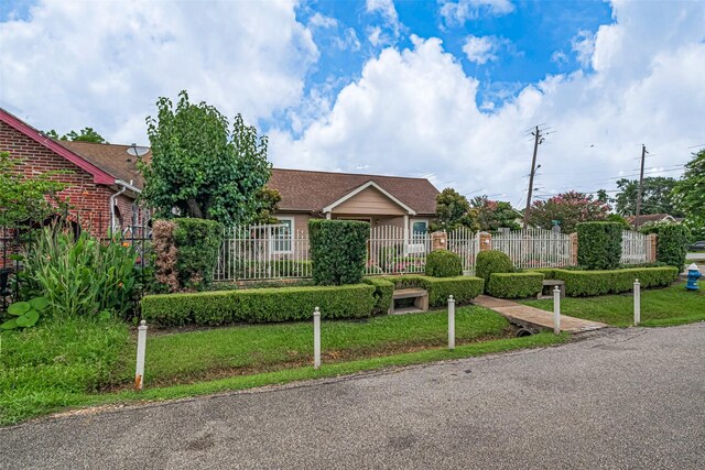7833 Narcissus St, Houston, TX 77012 - ranch-style house featuring a shingled roof