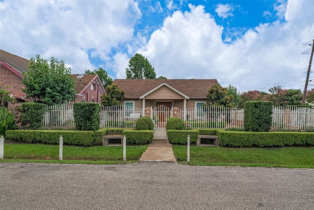 7833 Narcissus St, Houston, TX 77012 - view of front of property featuring a fenced front yard