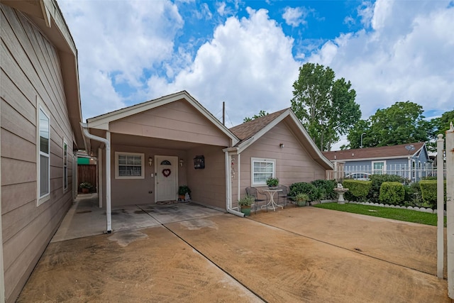 7833 Narcissus St, Houston, TX 77012 - view of front of property with a patio area