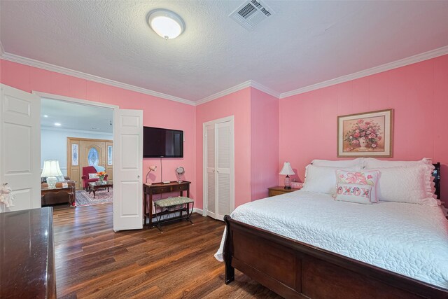 7833 Narcissus St, Houston, TX 77012 - bedroom with ornamental molding, dark wood finished floors, a closet, and a textured ceiling