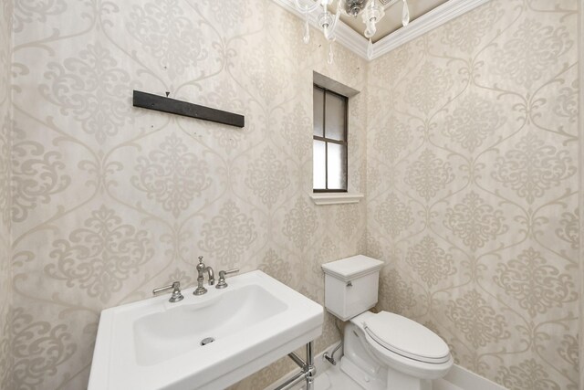 1425 Nantucket Dr Unit G, Houston, TX 77057 - bathroom with wallpapered walls, crown molding, and a chandelier