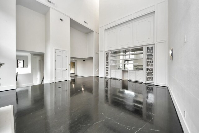 1425 Nantucket Dr Unit G, Houston, TX 77057 - unfurnished living room featuring a high ceiling