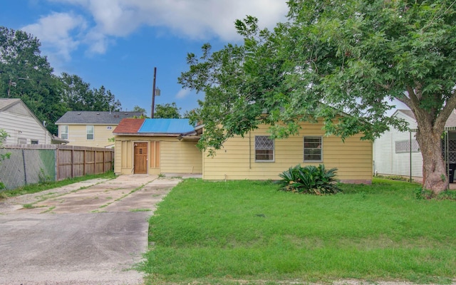 4310 Busiek St, Houston, TX 77022 - view of front facade featuring driveway