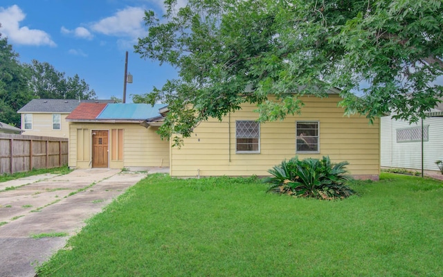 4310 Busiek St, Houston, TX 77022 - view of front of home with driveway