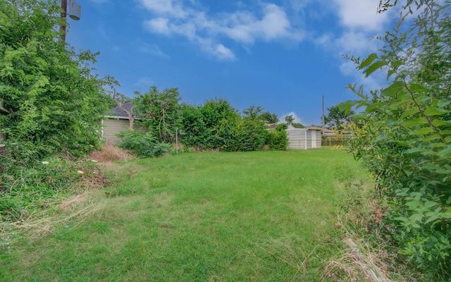 4310 Busiek St, Houston, TX 77022 - view of yard featuring an outdoor structure