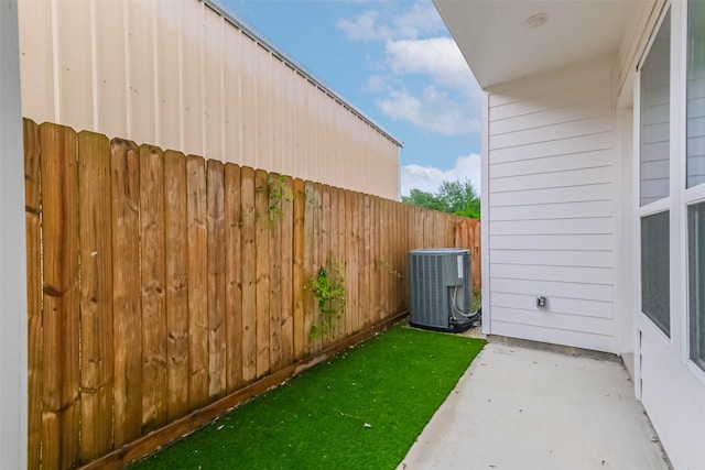 2353 Hoskins Dr, Houston, TX 77080 - view of yard featuring a patio area