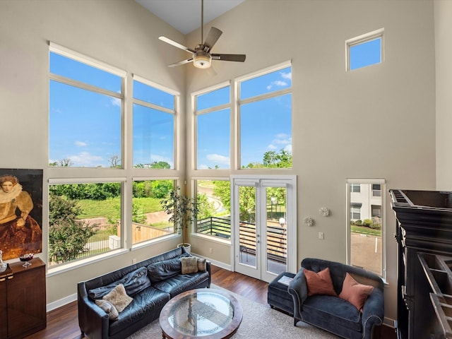 1437 Wagner St, Houston, TX 77007 - living area with a towering ceiling, a ceiling fan, and wood finished floors