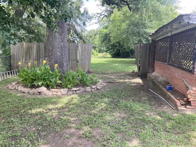 1305 E Goliad Ave, Crockett, TX 75835 - view of yard