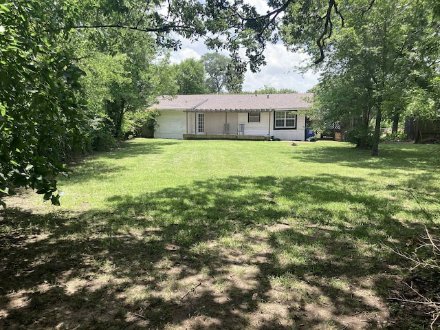 1305 E Goliad Ave, Crockett, TX 75835 - view of front of property featuring a front yard and an attached garage
