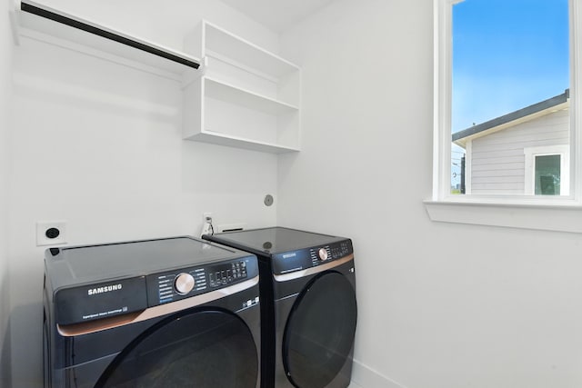 3913 Hare St, Houston, TX 77020 - washroom featuring washer and clothes dryer and baseboards