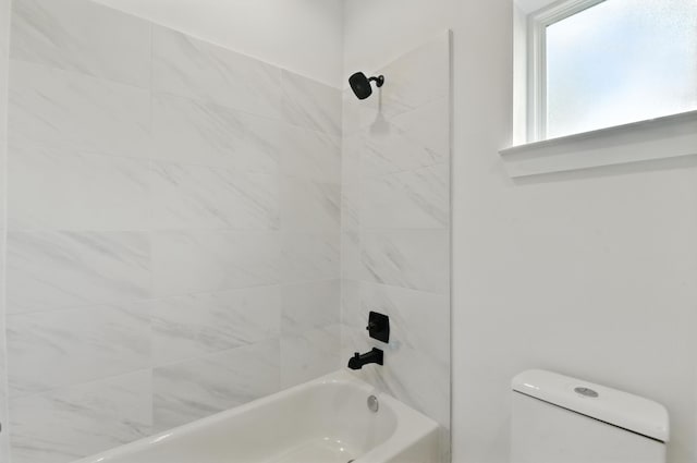 3913 Hare St, Houston, TX 77020 - full bath featuring toilet and shower / bathtub combination