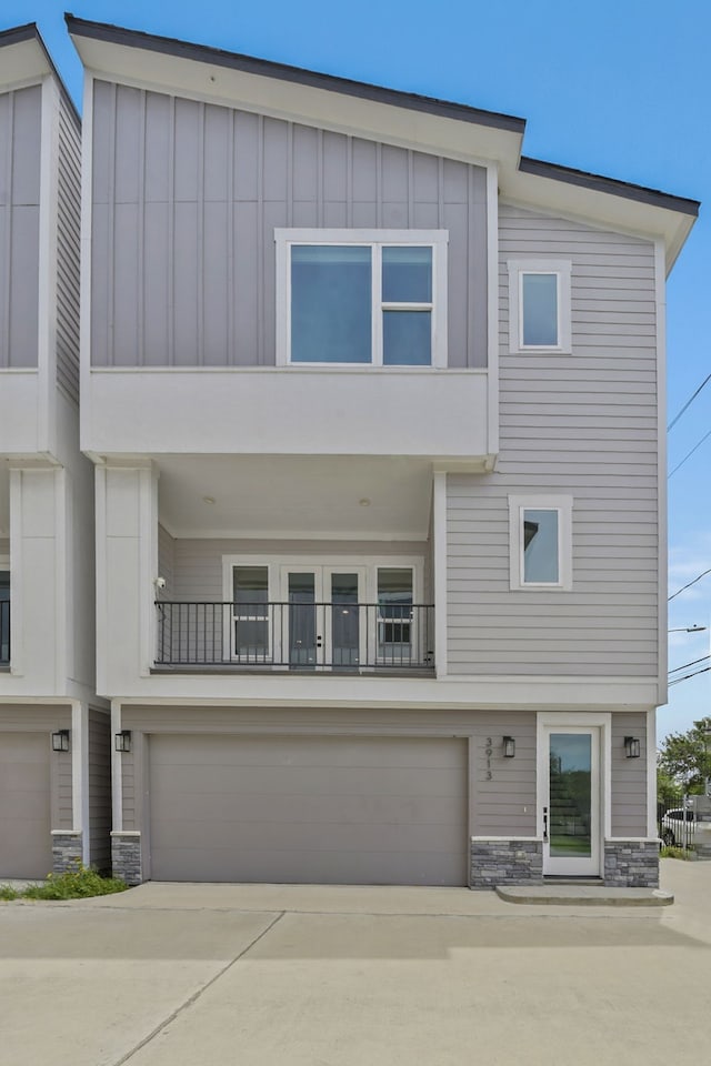 3913 Hare St, Houston, TX 77020 - townhome / multi-family property featuring stone siding, board and batten siding, and a garage