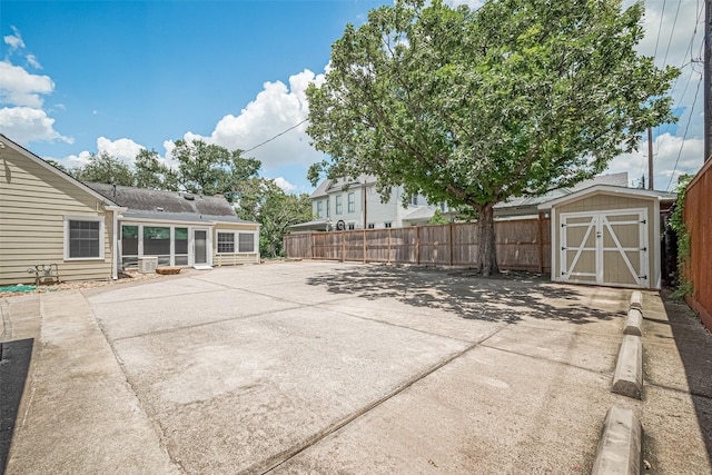 826 Heights Blvd, Houston, TX 77007 - fenced backyard featuring a shed and a patio area