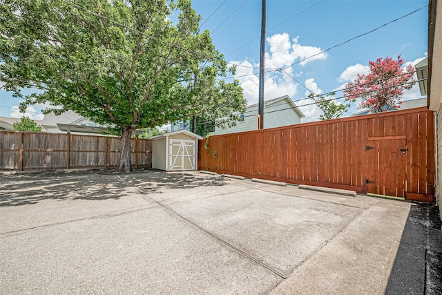 826 Heights Blvd, Houston, TX 77007 - fenced backyard featuring a patio and a shed