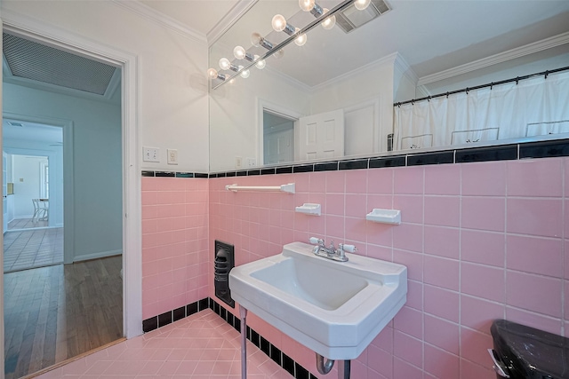 826 Heights Blvd, Houston, TX 77007 - full bath with tile walls, crown molding, wood finished floors, and wainscoting
