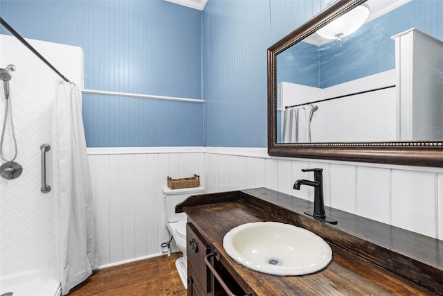 38 Darrell White Rd, Huntsville, TX 77340 - bathroom featuring tiled shower, wood finished floors, vanity, wainscoting, and crown molding