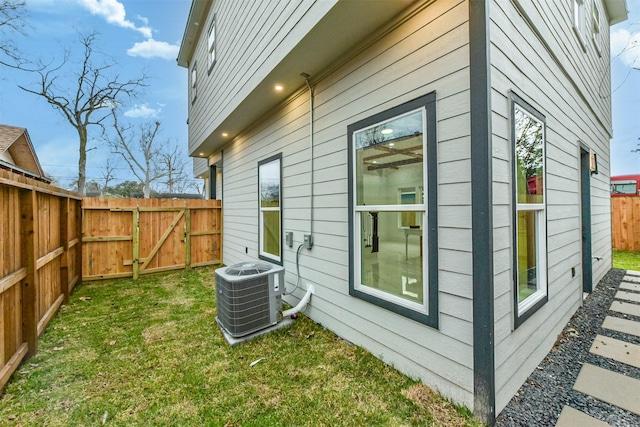 613 Melbourne St, Houston, TX 77022 - view of side of home featuring a fenced backyard and a gate