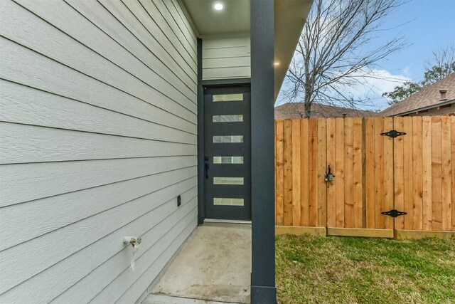 613 Melbourne St, Houston, TX 77022 - doorway to property with a gate