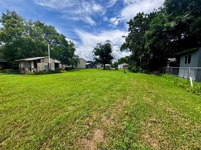 2803 Horn Rd, Bay City, TX 77414 - view of yard