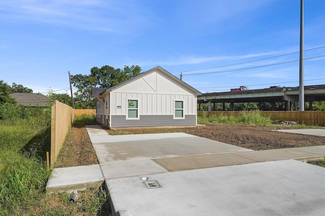 1026 Theresa St, Houston, TX 77051 - view of front of home featuring board and batten siding