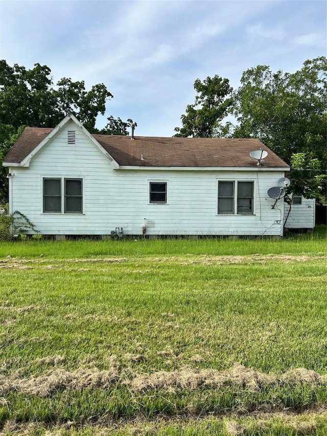 1246 5th St, Hempstead, TX 77445 - rear view of house with a yard