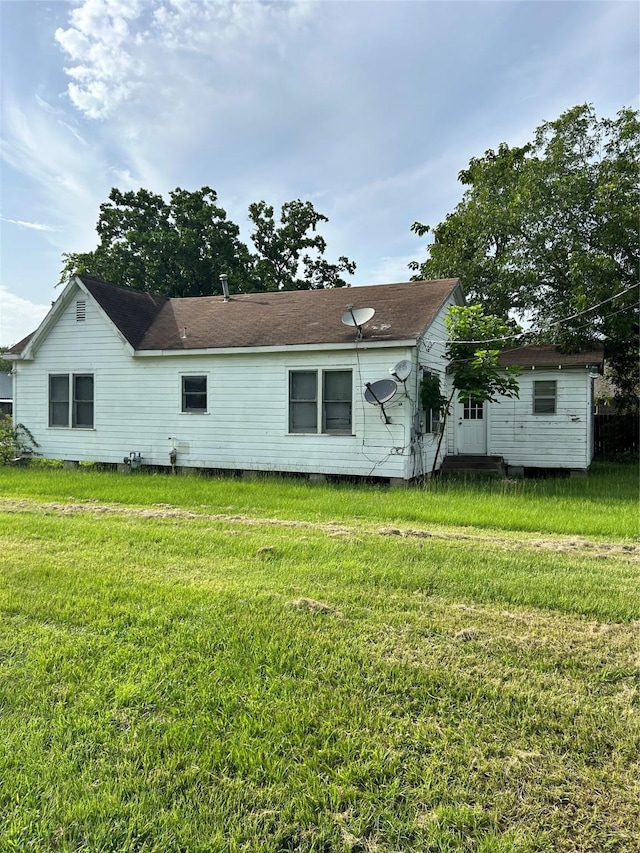 1246 5th St, Hempstead, TX 77445 - rear view of house featuring a yard