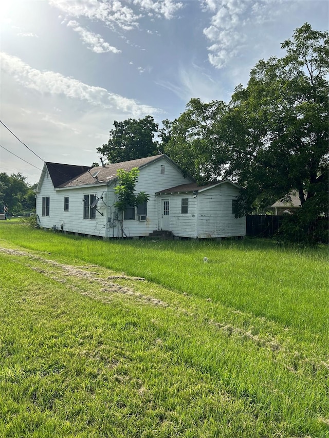 1246 5th St, Hempstead, TX 77445 - rear view of house with a lawn