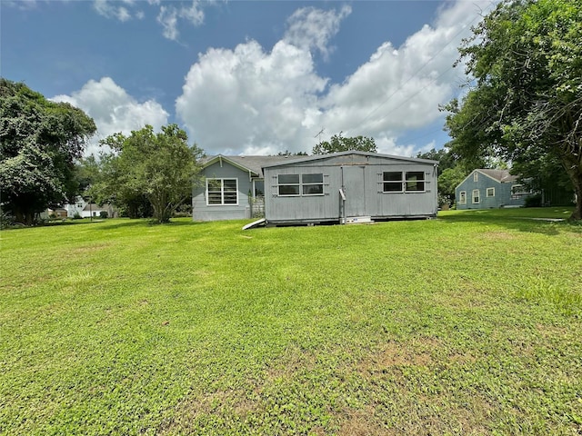 716 Olive St, Wharton, TX 77488 - rear view of property featuring a yard