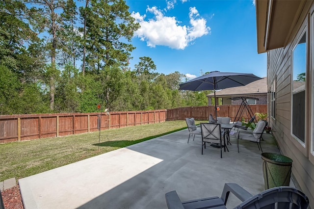 15055 Meadow Gln N, Conroe, TX 77306 - fenced backyard featuring outdoor dining space and a patio
