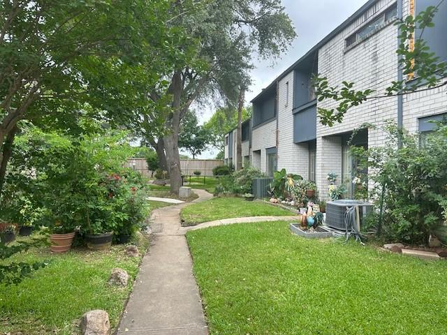 9009 Imogene St Unit E, Houston, TX 77036 - view of green lawn