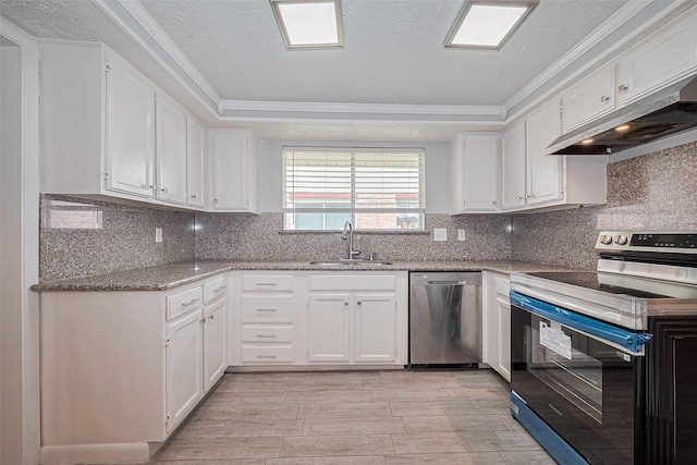 10423 Rancho Bernardo Ln, Sugar Land, TX 77498 - kitchen with electric range oven, stainless steel dishwasher, under cabinet range hood, ornamental molding, and white cabinets